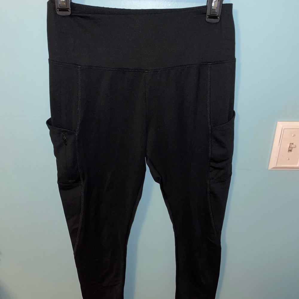 💙 Marika- Cropped Black Workout Leggings Size Large